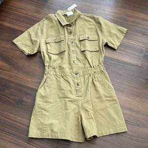 Easel NWT Romper in a thick material with Pockets